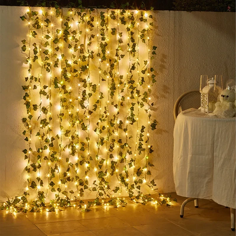 Mur de lierre lumineux derrière une table dressée