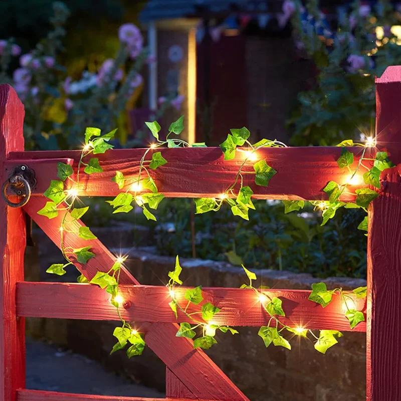 Guirlande enroulée sur un portail de jardin