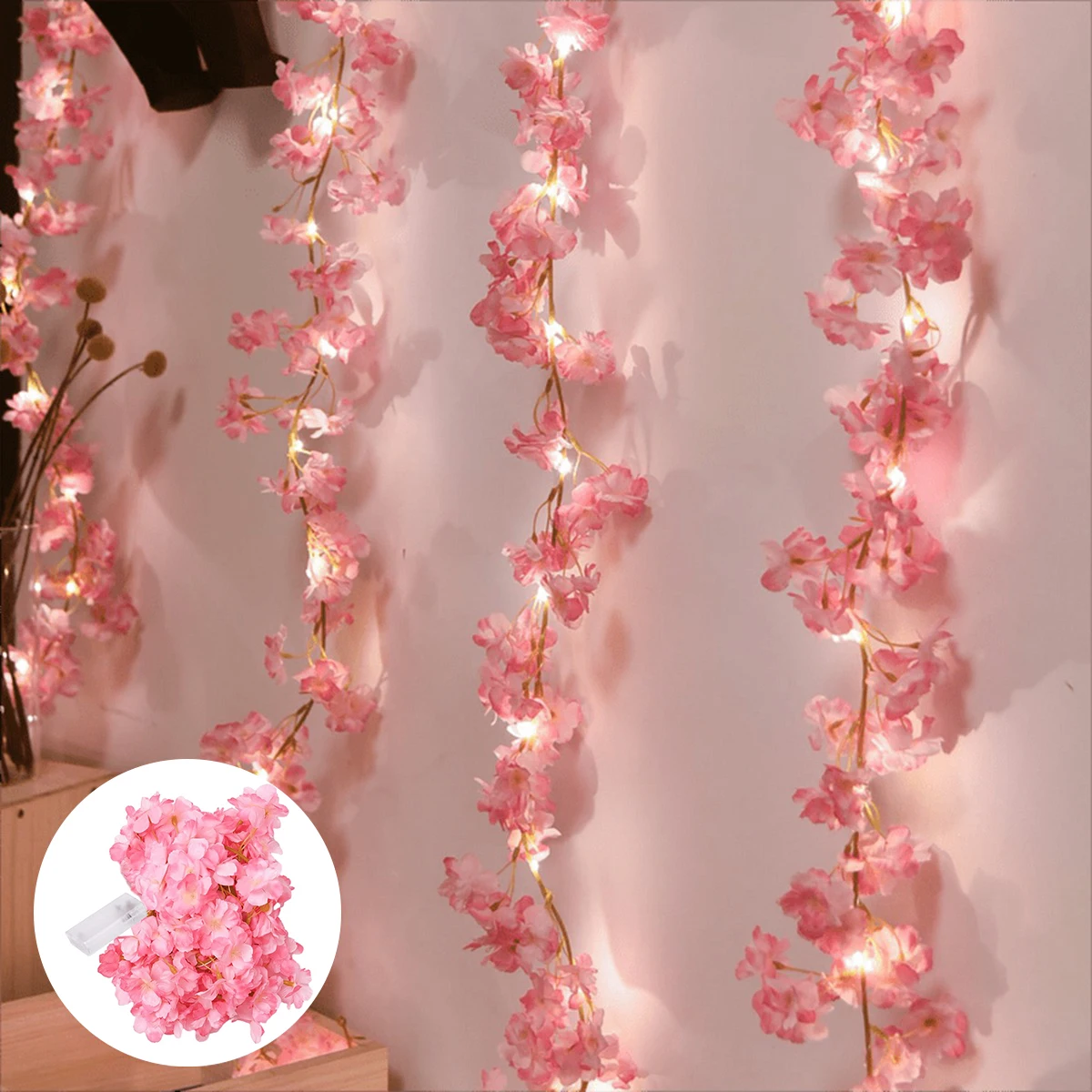 Guirlandes fleurs de cerisier allumées sur un mur