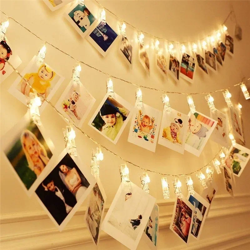 Guirlande de photos lumineuse au-dessus d'un mur