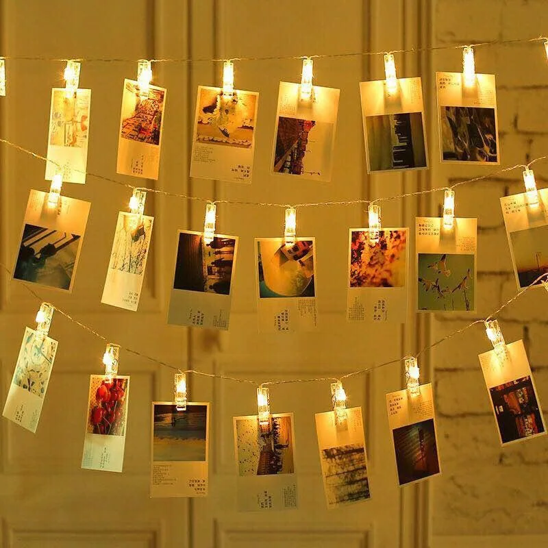 Guirlandes de photos sur un mur de briques