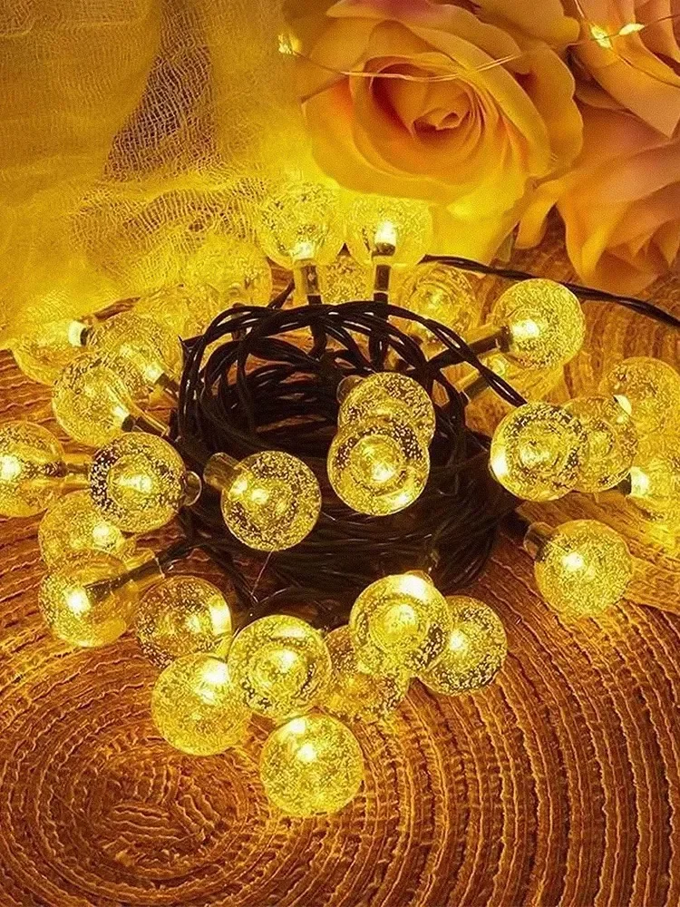Guirlande à boules posée sur une table