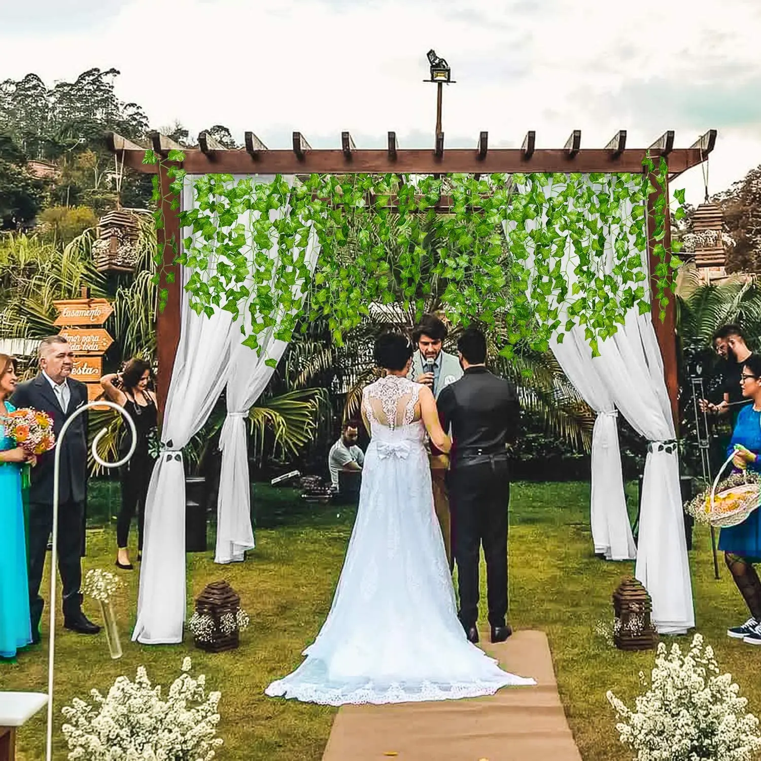 Pergola de mariage garnie de lierre