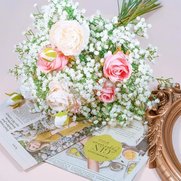 Gypsophile et roses en composition