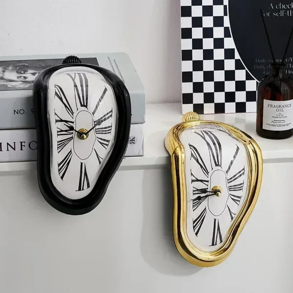 Horloges noire et dorée
