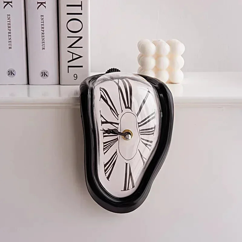 Horloge noire au bord d'une étagère