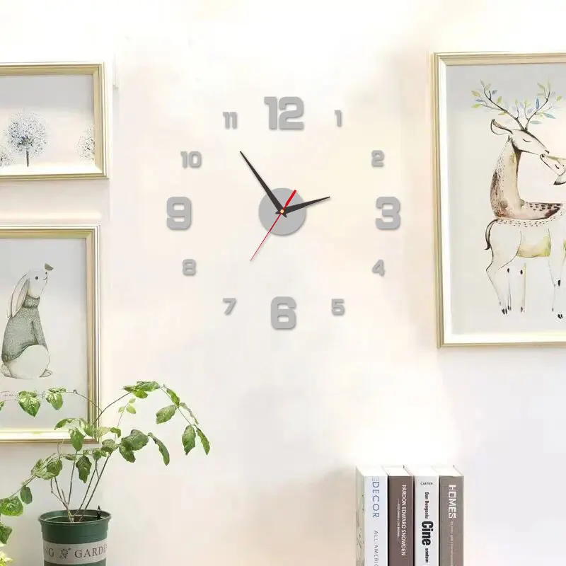 Horloge murale à coller argentée dans un salon