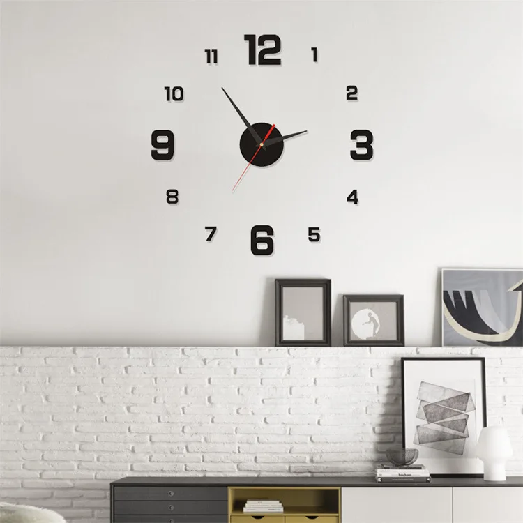 Horloge murale noire sur un mur blanc