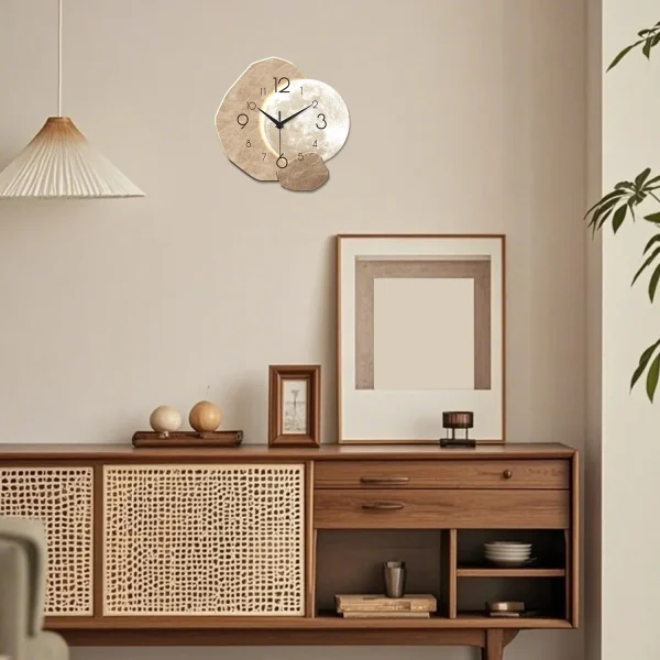 Horloge au-dessus d'un buffet