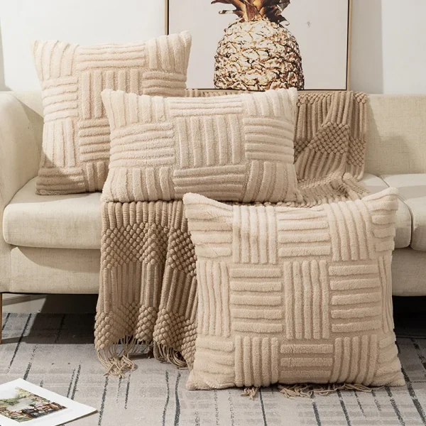 Coussins beiges sur un canapé