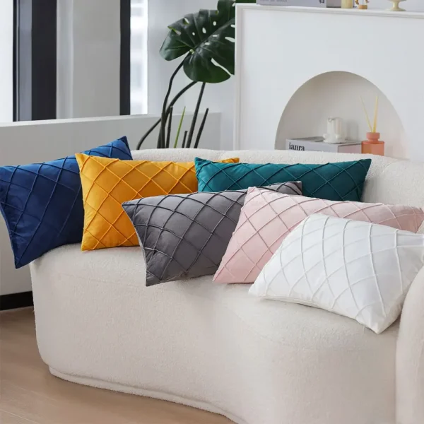 Six coussins sur un canapé blanc