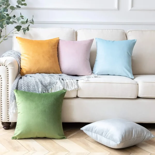 Coussins velours colorés sur un canapé