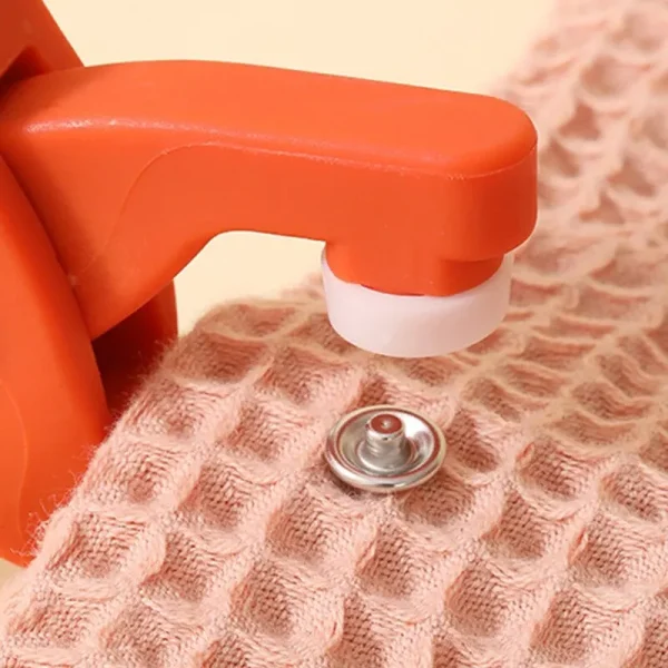 Bouton-pression posé sur un tissu gaufré