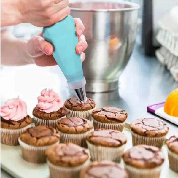 Décorer des cupcakes avec une poche à douille