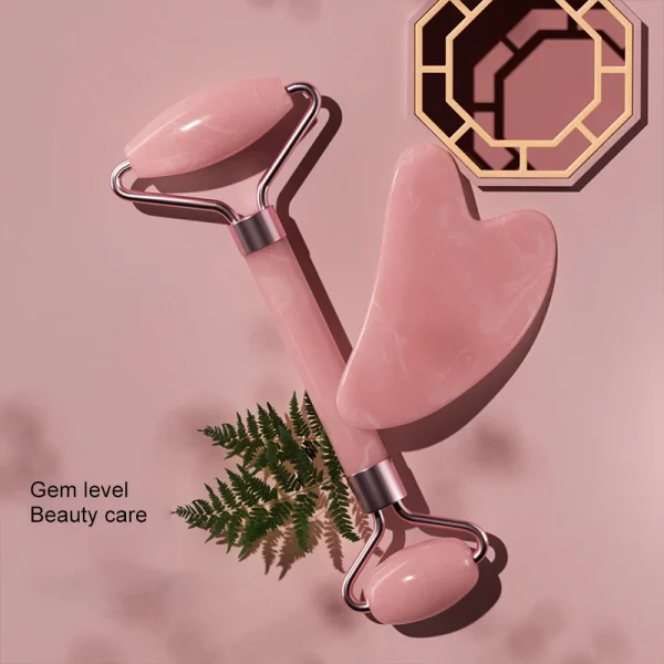 Rouleau et gua sha rose sur fond végétal