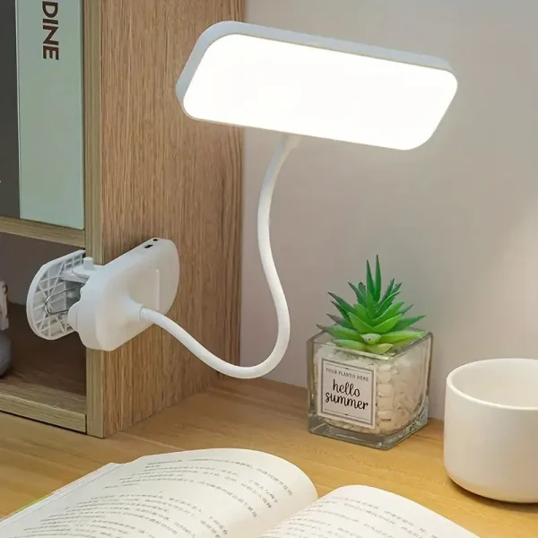 Lampe à pince éclairant un livre