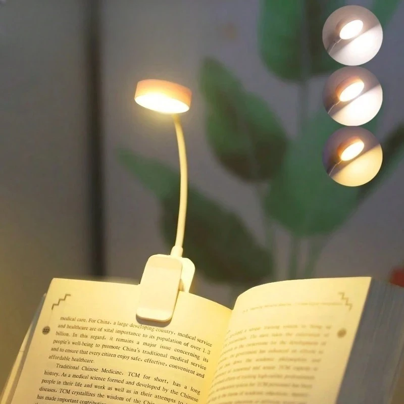 Lampe à pince éclairant un livre ouvert