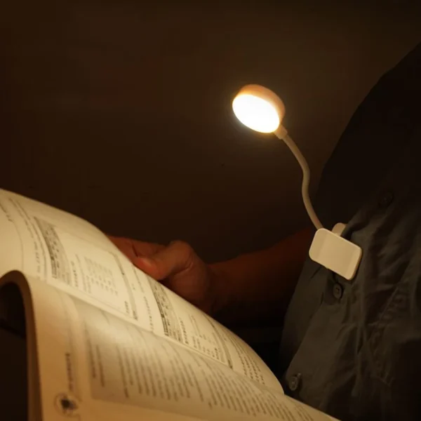 Lampe à pince la nuit sur un livre