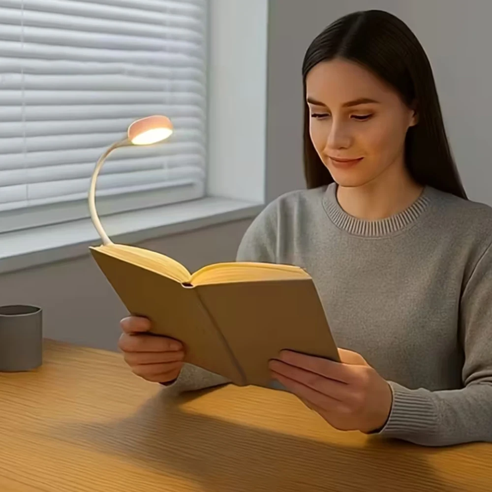 Femme lisant avec une lampe à pince