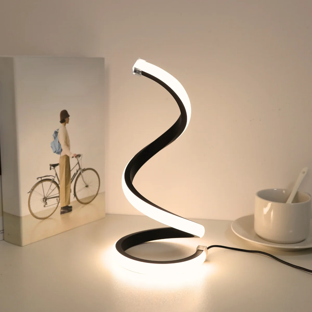 Lampe spirale sur une table