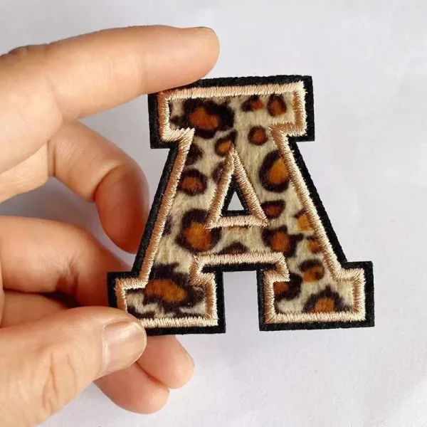 Lettres thermocollantes brodées motif léopard