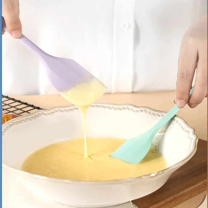Racler une pâte à crêpes avec une maryse