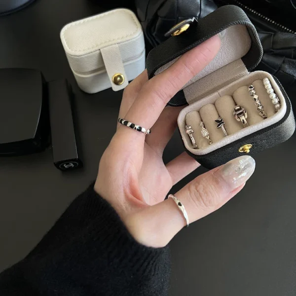 Mini boîte à bagues de voyage en simili-cuir