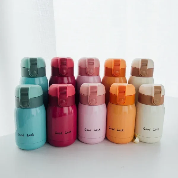 Dix mini bouteilles isothermes alignées