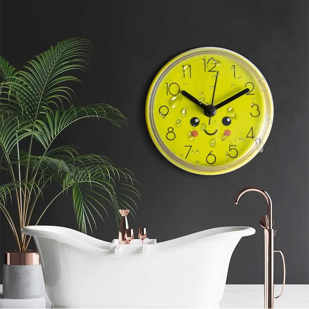 Horloge jaune près d'une baignoire