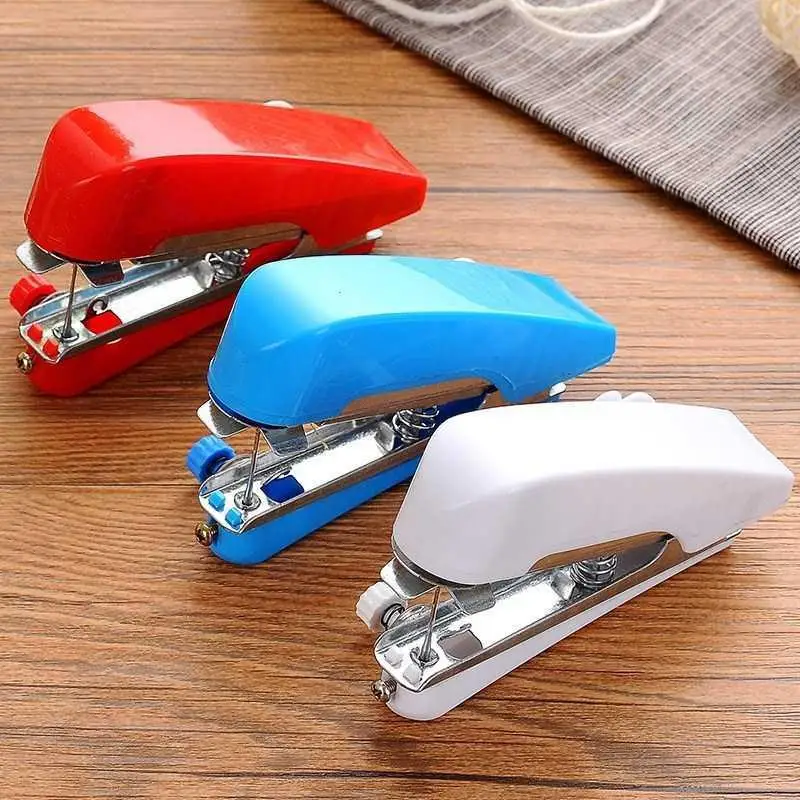 Mini machines à coudre rouge, bleue et blanche