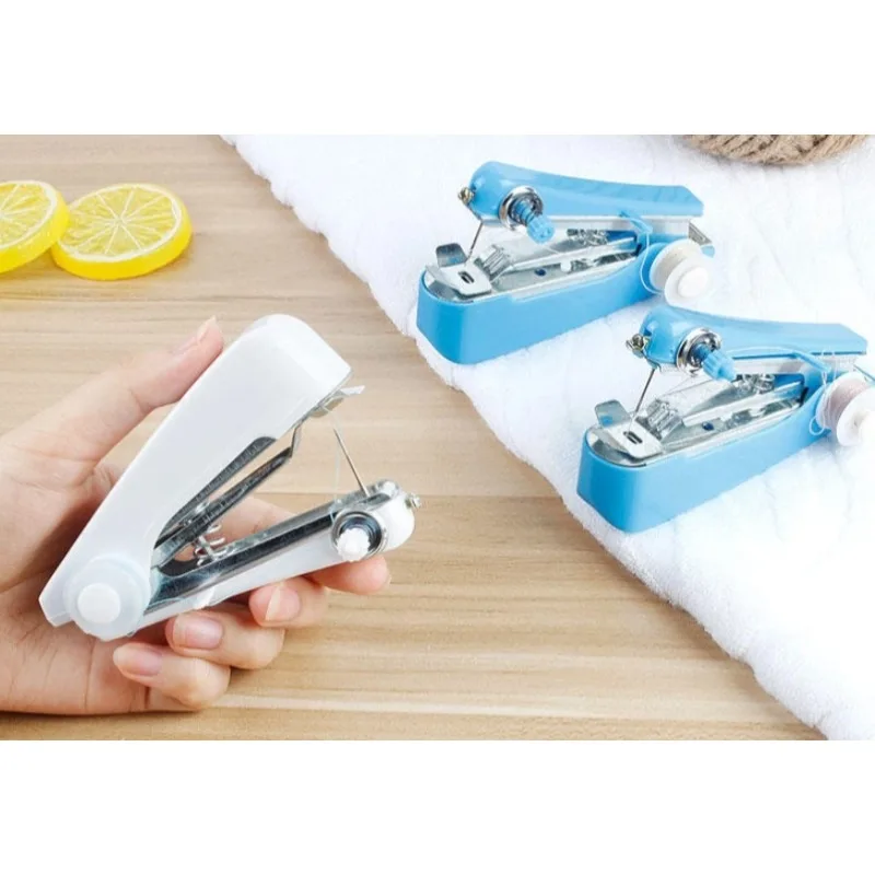 Mini machines à coudre blanche et bleues