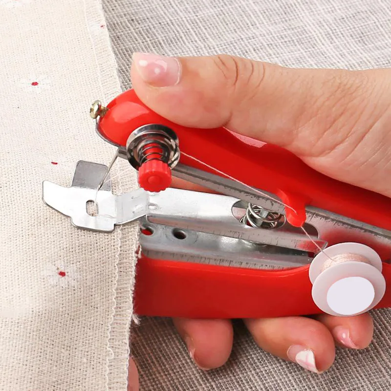 Coudre un tissu avec la mini machine rouge