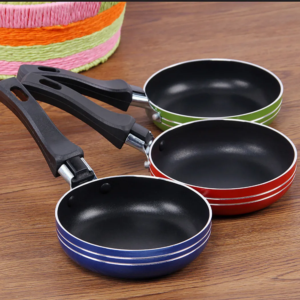 Trois mini poêles de couleurs