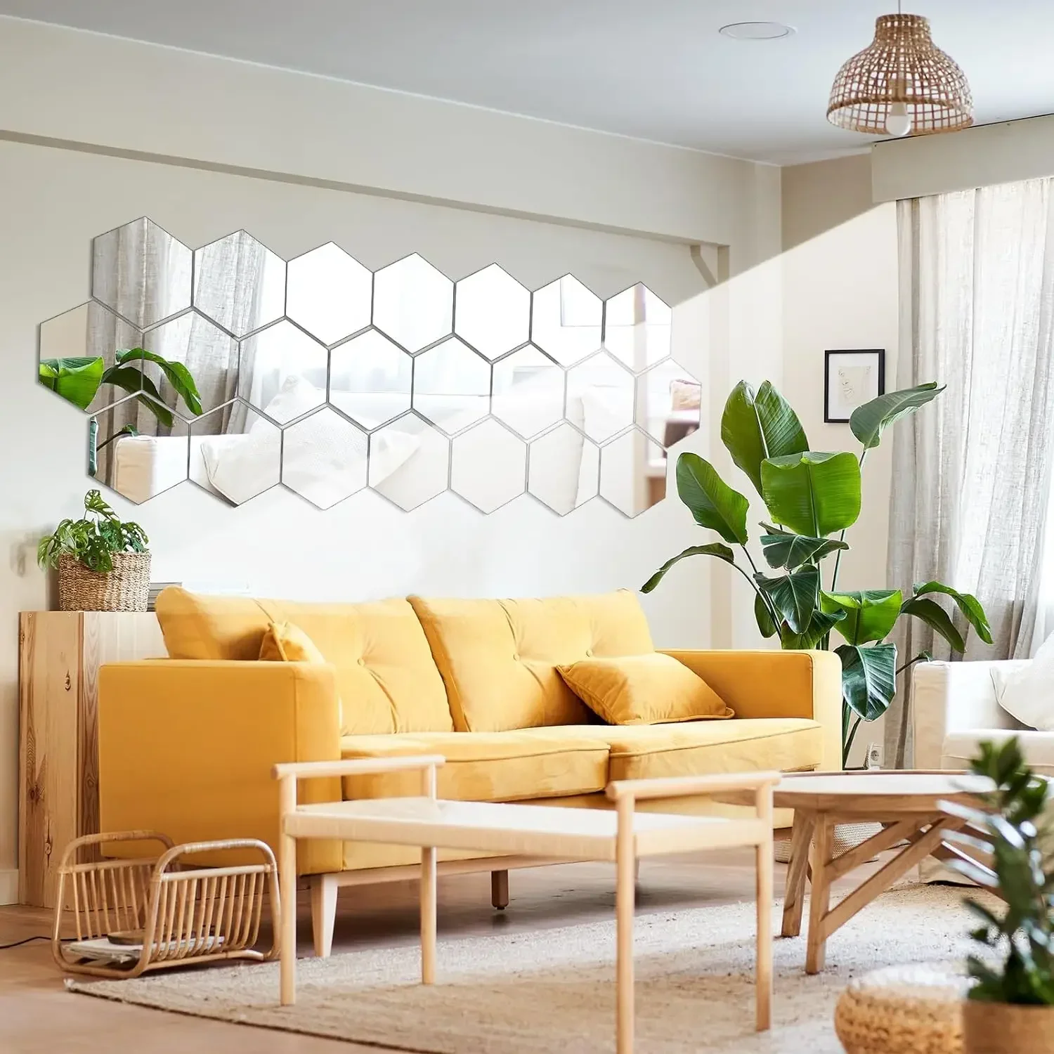 Ruche de miroirs hexagonaux dans un salon