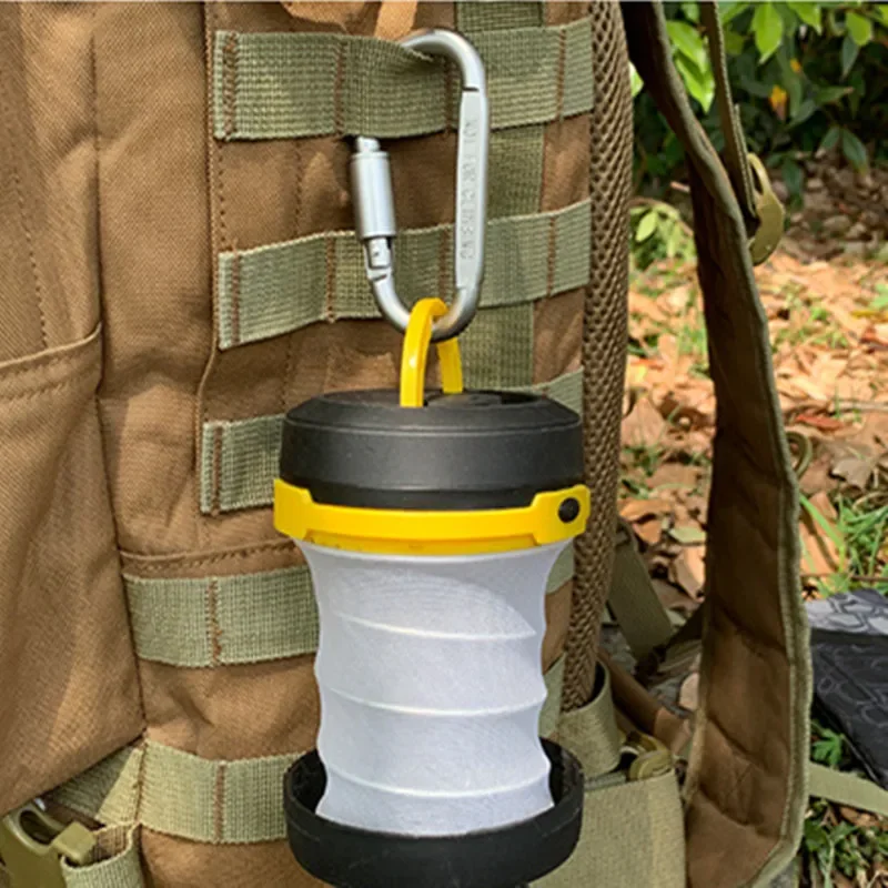 Lanterne suspendue à un sac par un mousqueton