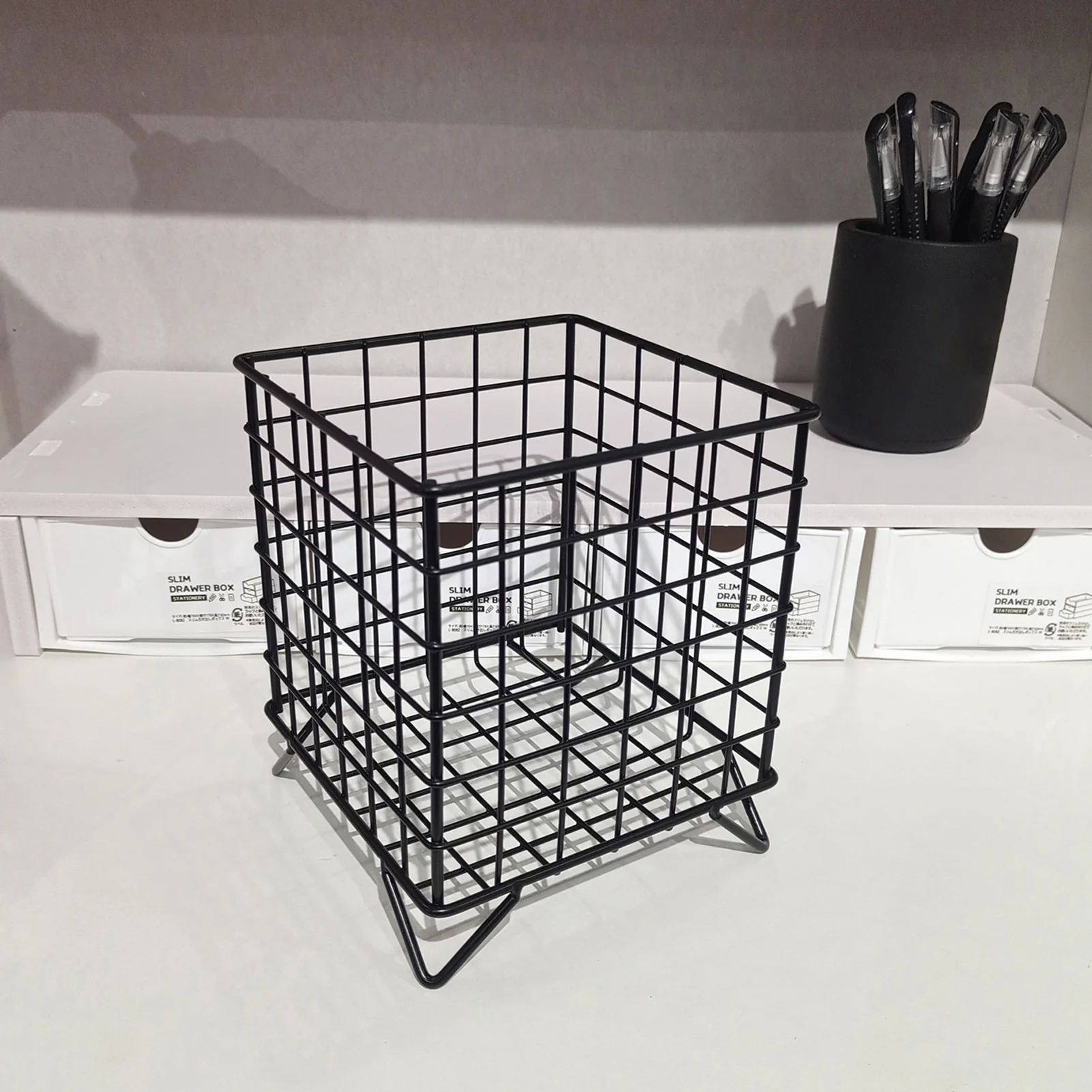 Panier grillagé noir sur un bureau