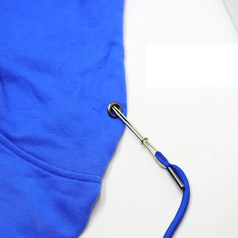 Enfiler un cordon de capuche avec le passe-élastique
