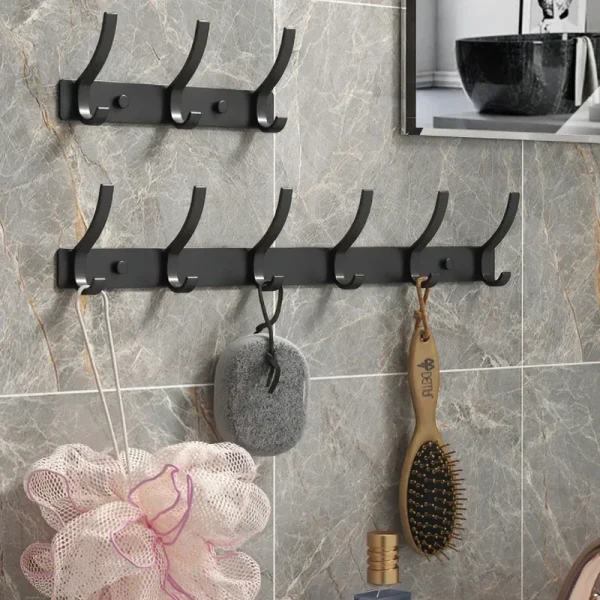 Patères noires dans la salle de bain