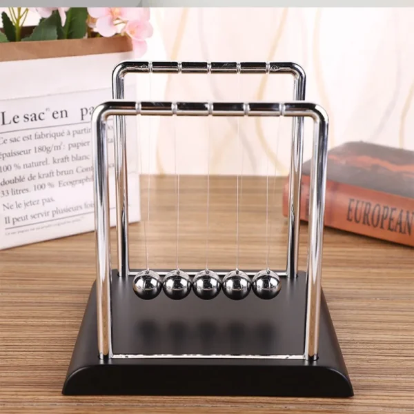 Pendule de Newton – 5 billes en acier sur socle noir, 9 cm