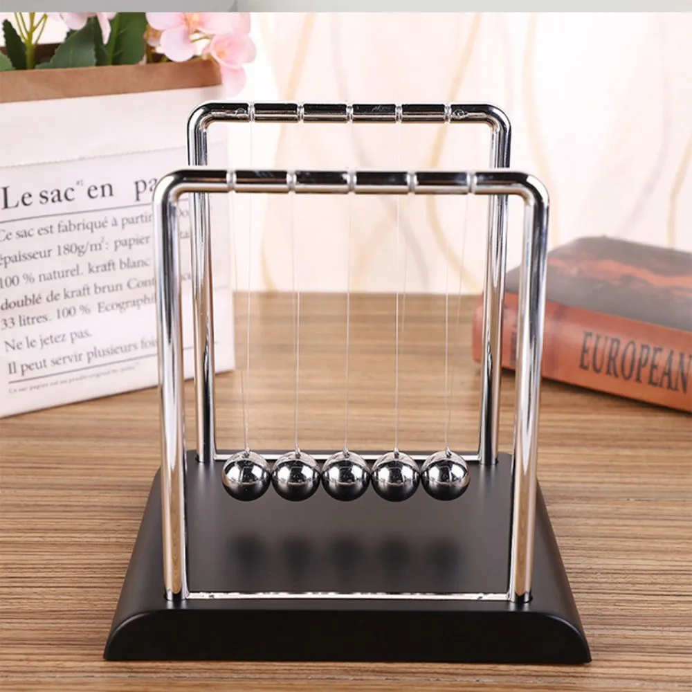 Pendule de Newton sur un bureau