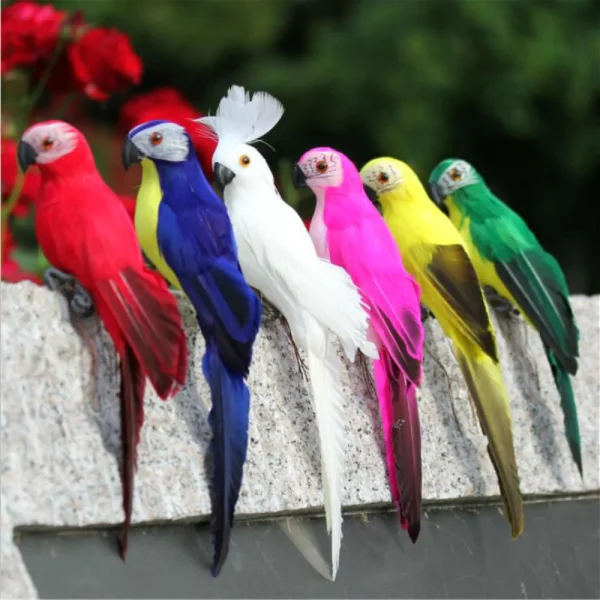 Rangée de perroquets sur un muret