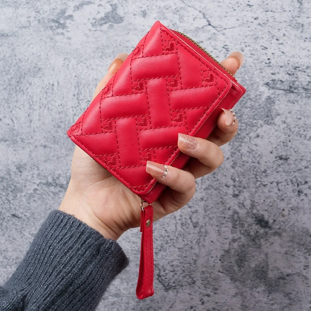 Portefeuille rouge en main