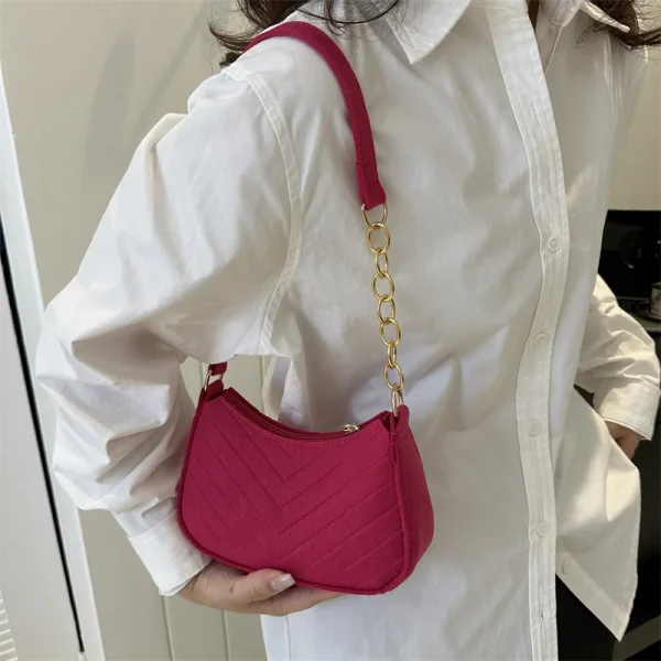 Sac rouge porté