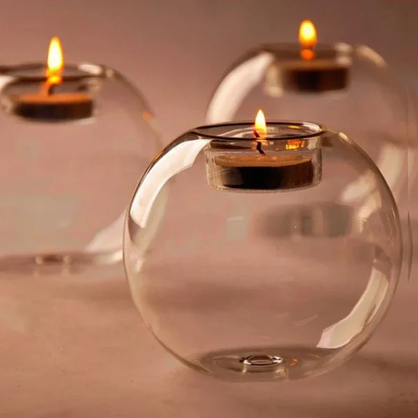 Trois photophores boules allumés