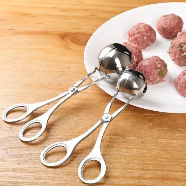 Deux pinces à boulettes en inox et boulettes de viande