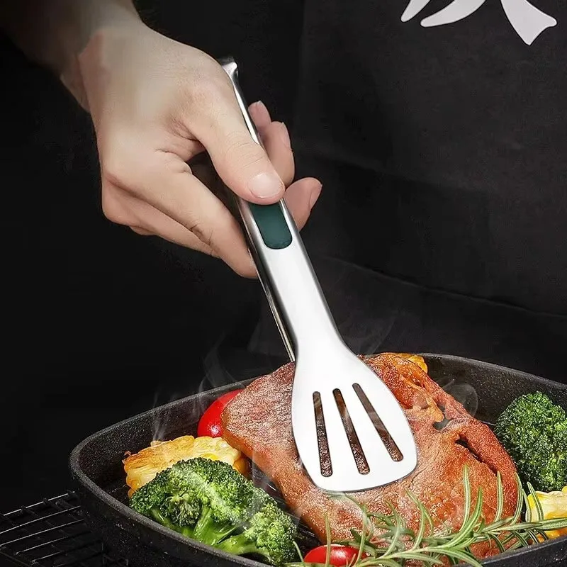 Trois pinces spatules en acier inoxydable sur une plancha