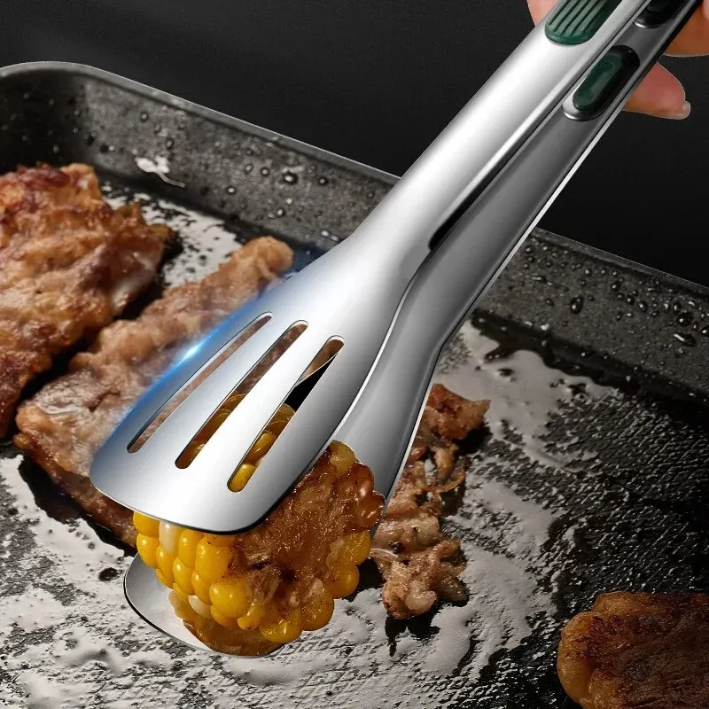 Retourner une viande à la poêle avec la pince