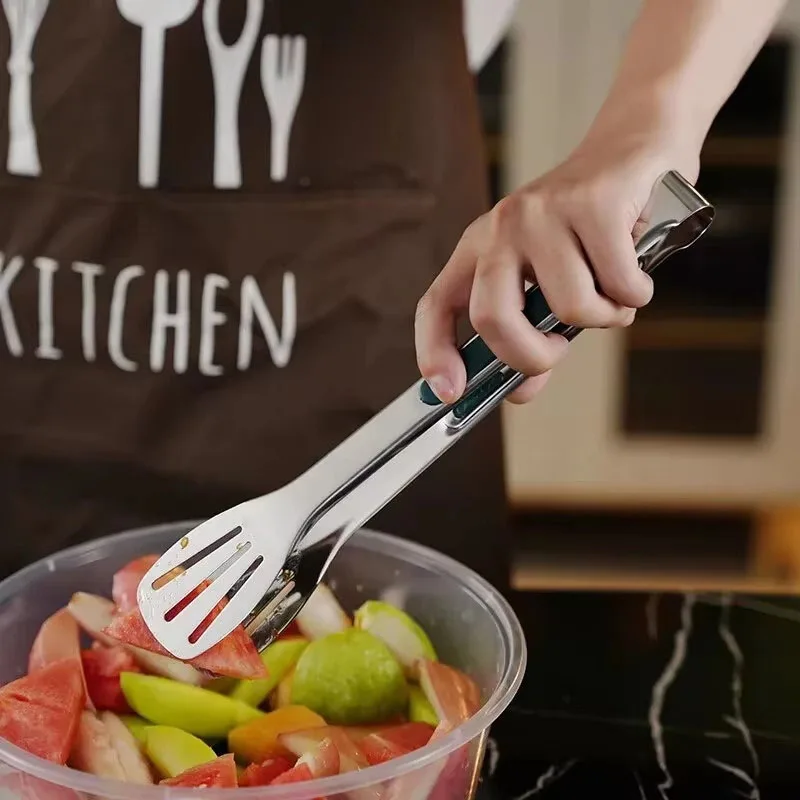 Servir une salade avec la pince spatule
