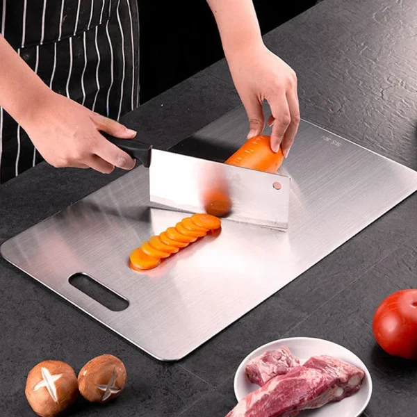 Découper une carotte sur la planche inox