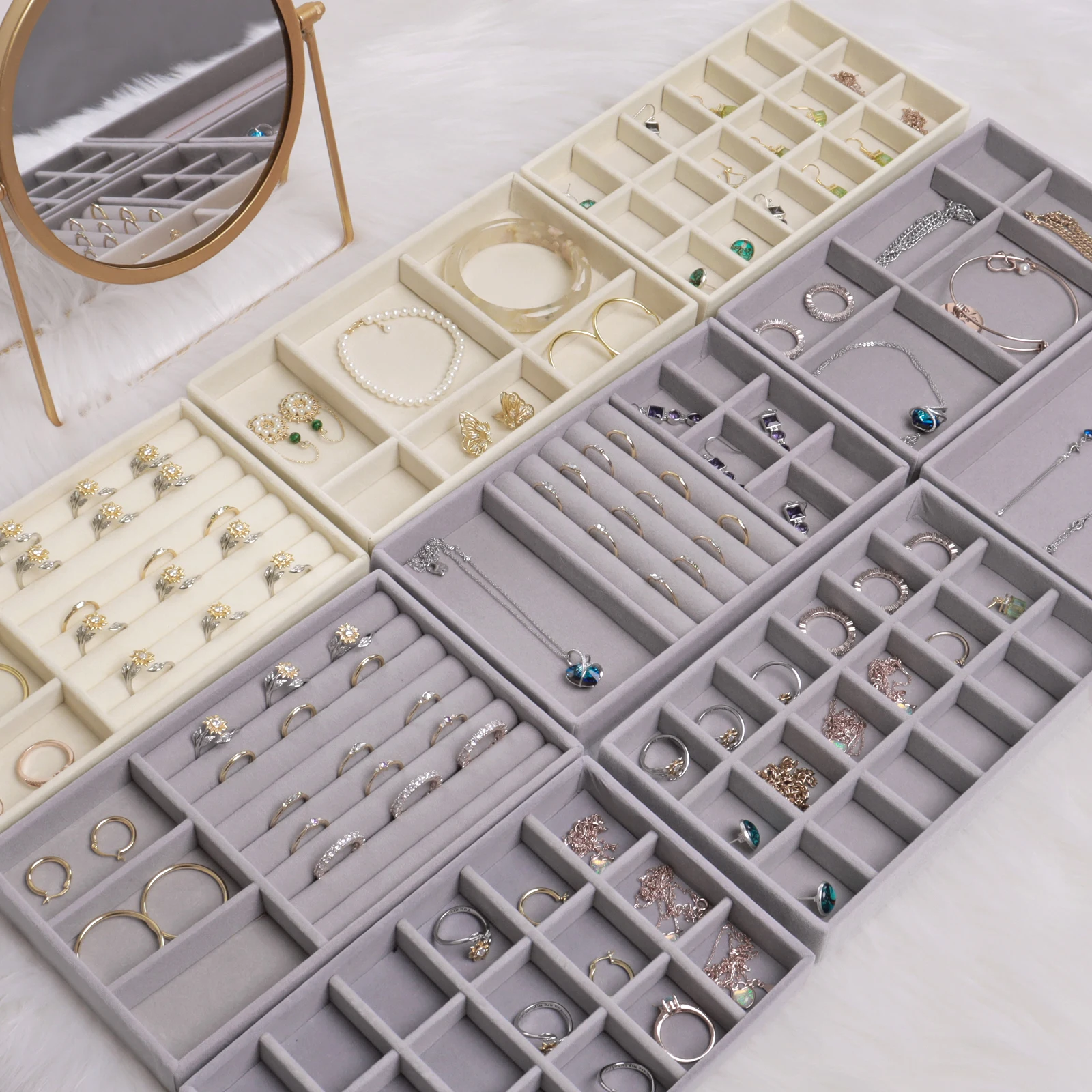 Plateaux à bijoux beiges et gris remplis
